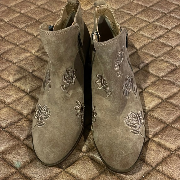 Lucky 🍀 Brand Embroidered bootie - Picture 1 of 8